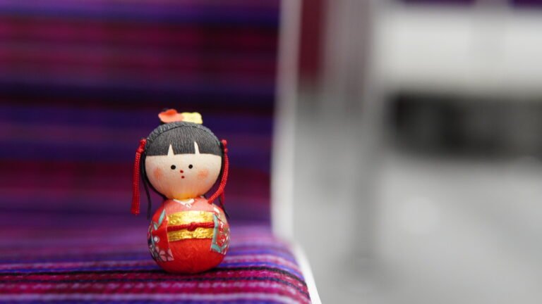 poupée asiatique dans le métro parisien